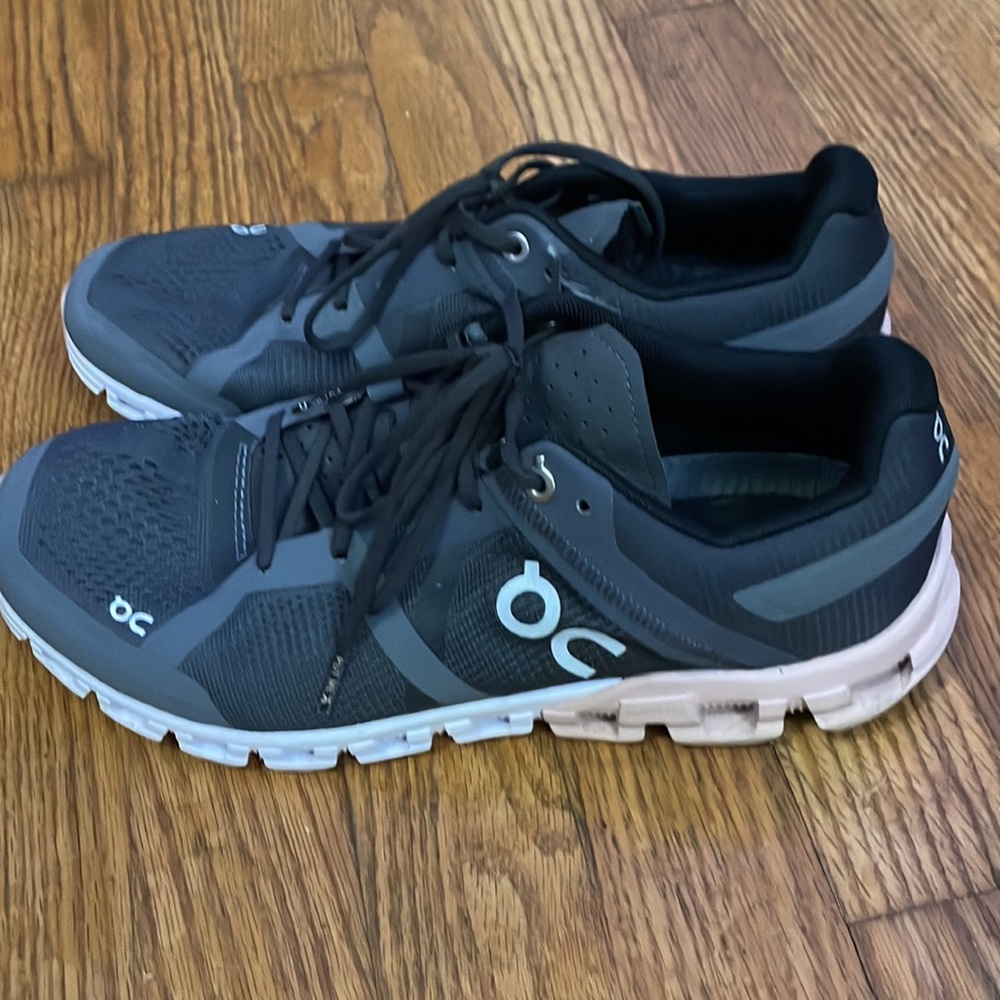 Woman’s size 8 Oncloud cloud flow